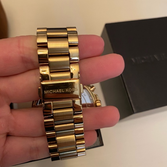 Michael Kors Oversized Bradshaw Gold Tone - Picture 5 of 5